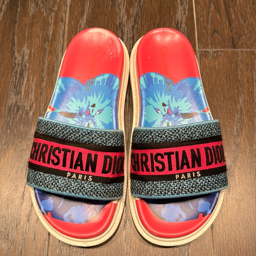 CHRISTIAN DIOR PLATFORM SLIDE. Size 38.